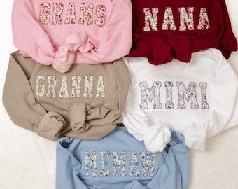 Sudadera Nana con tapiz floral: Sudadera de cuello redondo bordada personalizada con los nombres de los nietos.
