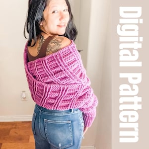 Peut inclure: Un châle en crochet violet à manches longues. Le châle est porté sur un débardeur marron et un jean bleu. Modèle numérique.