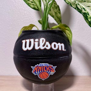 Miniaturowa doniczka do koszykówki Knicks | Prezent dla fana Jalena Brunsona | Dekoracja domu New York Knicks | Doniczka NBA | Prezent dla miłośnika sportu | Dekoracja jaskini mężczyzny