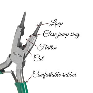 Puede incluir: Primer plano de unas pinzas de joyería plateadas con mangos verdes. Las pinzas tienen diferentes funciones, incluyendo bucle, cierre de anillo de salto, aplanar, cortar y goma cómoda.