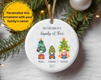 Eerste kerstornament baby, gepersonaliseerde familie van drie Kerstmis, aangepaste baby's eerste kerst, keramische aandenken, vakantiecadeau