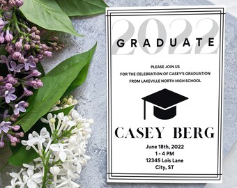 Pode incluir: Um anúncio de graduação branco com texto preto e um ícone de chapéu de formatura preto. O anúncio diz "2022 Graduate" e inclui o nome do graduado, Casey Berg, a data e a hora da cerimônia de graduação e o local.