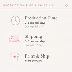 Op de afbeelding: Een lichtroze informatieve afbeelding met donkere tekst over productie en verzending. Het vermeldt een productietijd van 2-5 werkdagen, verzending van 3-5 werkdagen en Print & Ship vanuit de VS, met iconen van een klok, vrachtwagen en t-shirt.