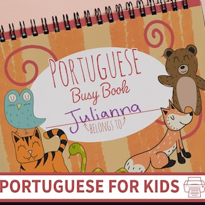 Könnte beinhalten: Ein farbenfrohes portugiesisches Beschäftigungsbuch mit einer Titelseite, die einen braunen Bären, eine blaue Eule, einen Tiger und eine Schlange zeigt. Das Buch ist mit dem Namen "Julianna" und den Worten "Gehört zu" personalisiert.