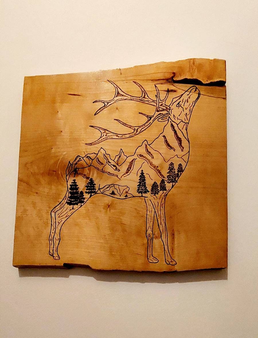 Cerf // Montagnes// Pyrogravure