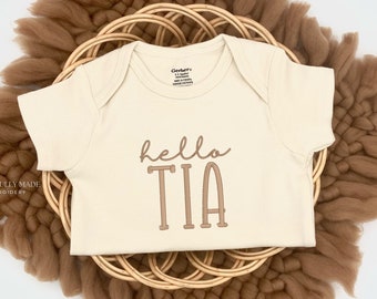 Embroidered Hello TIA ONESIES® Brand, Hola Tia Anuncio De Bebé ONESIES® Brand, Spanish Pregnancy Announcement, Aunt Announcement, Hi Tia