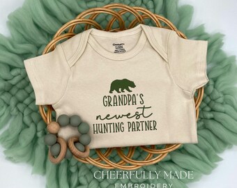 Embroidered Grandpa’s Newest Hunting Partner, Bear Hunting Bodysuit, Pregnancy Announcement to Dad, Hunting Baby Announcement Father’s Day