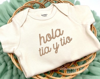 Embroidered Hola Tia y Tio Bodysuit, Hola Tio y Tia Anuncio De Bebé Bodysuit, Spanish Pregnancy Announcement Bodysuit, Baby Announcement 744