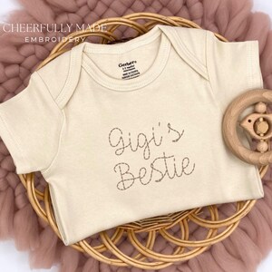 Hand stitched GiGi’s Bestie Bodysuit, Baby Announcement to Grandma, Grandma Pregnancy Announcement, Hello Grandma, Hi Gigi, Besties