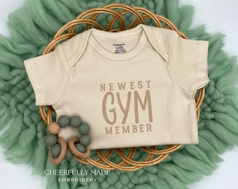 Embroidered Newest GYM Member Bodysuit, newest workout buddy, Cute Gym Baby Announcement, Daddy’s Future Workout Buddy, Fitness Baby Gift