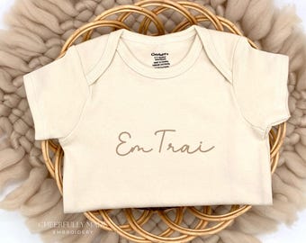 Embroidered Em Trai Onesie®, Vietnamese Grandparents Baby Announcement, Vietnamese Pregnancy Announcement to Family, Little Brother Bodysuit