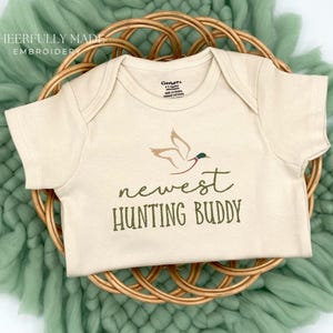 Nouveau compagnon de chasse canard brodé, body de chasse avec un canard colvert, faire-part de grossesse à son mari, faire-part de bébé à papa