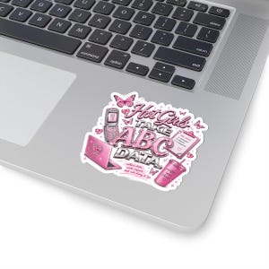 Könnte beinhalten: Ein rosa Aufkleber mit einem Klapphandy, einem Laptop, einem Klemmbrett und einem Becher. Der Text lautet Hot Girls TAKE ABC DATA, collect data, make impact, look cute doing it. Das Design enthält Schmetterlinge und Herzen auf weißem Grund.