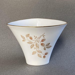 Vaso triangolare in porcellana di Weimar / Collezione Hawaii, dopoguerra, modernismo di metà secolo, 12,5 cm