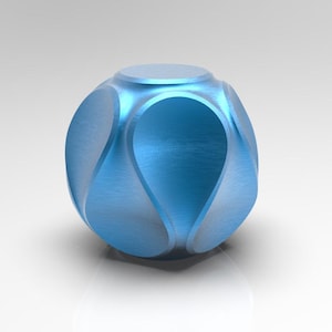 Puede incluir: Objeto decorativo esférico azul claro con un diseño único de pétalos abiertos. El objeto tiene un acabado metálico liso y está sobre un fondo blanco. El diseño presenta líneas curvas y una parte superior circular.