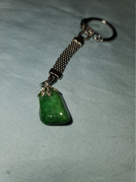 VINTAGE GREEN POLISHED rock key chain silver gree… - image 1