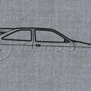 Può includere: Un disegno in bianco e nero di una Ford Escort RS Cosworth, un'auto da rally classica, vista di profilo.