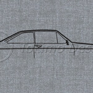 Può includere: Un disegno in bianco e nero di una linea di un'auto classica, vista di lato. L'auto ha uno stile di carrozzeria arrotondato e un design semplice.