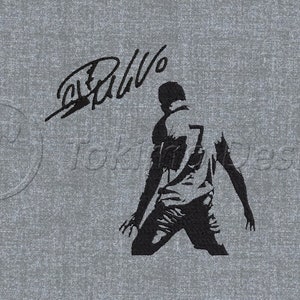 Puede incluir: Silueta en blanco y negro de un jugador de fútbol que lleva una camiseta con el número 7. El jugador está en una pose de celebración con los brazos en alto. La firma "Ronaldo" está escrita en negro sobre el jugador.