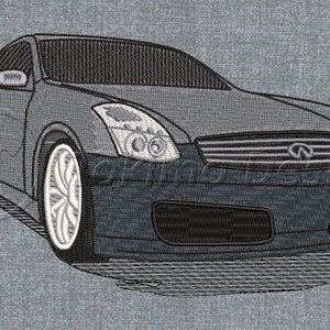 Puede incluir: Diseño bordado de un coche deportivo gris con ruedas blancas. El coche tiene faros detallados, una parrilla delantera y una carrocería elegante. La imagen está sobre un fondo gris.