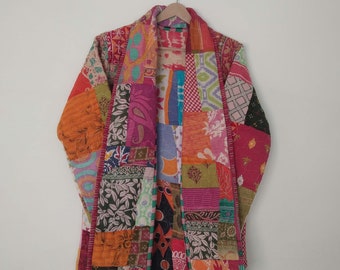 Può includere: Una giacca in patchwork con una varietà di colori e motivi, tra cui rosa, arancione, verde e blu.