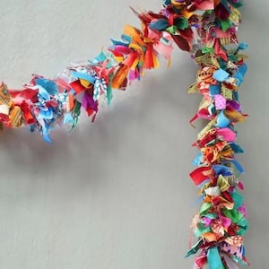 Belle guirlande colorée faite main en tissu sari | Banderole indienne bohème recyclée avec cravate pour décoration de fête suspendue | Décoration murale écologique