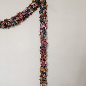 Belle guirlande colorée faite main en tissu sari | Banderole indienne bohème recyclée avec cravate pour décoration de fête suspendue | Décoration murale écologique