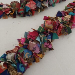 Belle guirlande colorée faite main en tissu sari | Banderole indienne bohème recyclée avec cravate pour décoration de fête suspendue | Décoration murale écologique