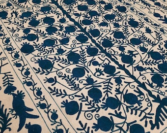 Elegante funda de cama de algodón bordada a mano con motivos florales y de granada tradicionales – Azul sobre beige