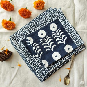 Tovaglioli indaco blu con motivo a calendula, tovaglioli stampati a mano, tovaglioli in tessuto di cotone, tovaglioli per decorazioni da cucina, tovaglioli con stampa a blocchi indiana