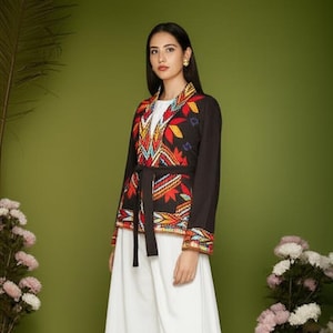 Zwarte geborduurde jas-kimono met riem, lange kimono voor huisjas, Suzani-borduurjas, dameswinterjas, Suzani kort gewatteerd