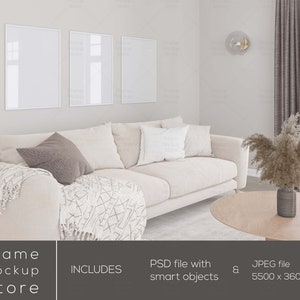 Peut inclure: Un canapé blanc avec un plaid marron et des coussins dans un salon avec trois cadres photo blancs au mur, un vase avec de l'herbe de la pampa séchée sur une table basse en bois et un luminaire au mur.