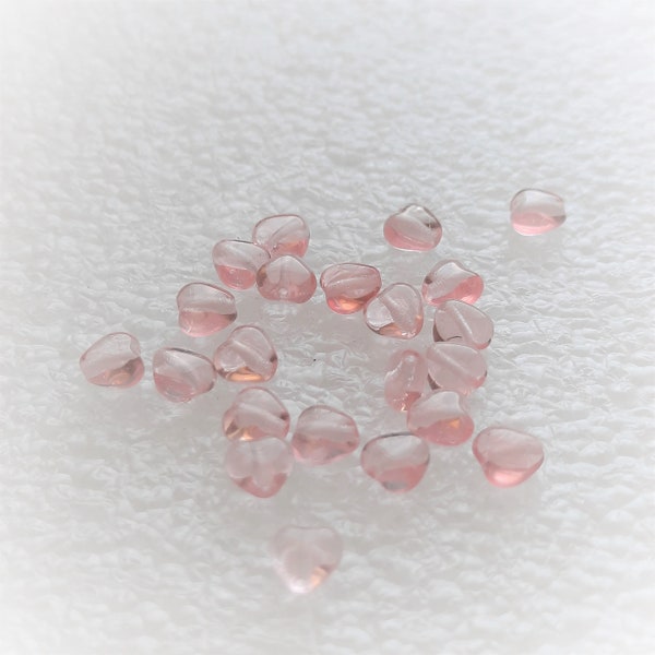 25 Glasherzen rose ca. 6 mm gepresste böhmische Glasperle -  glasbeads - grazen kralen - perles de verre 17-0.86