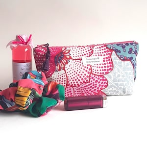 Small make-up bag in pink floral fabric