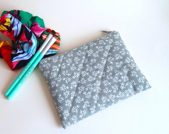 Petite pochette à maquillage en tissu matelassé