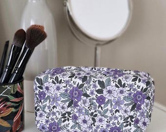Handmade makeup bag in floral print cotton fabric. Gift idea for her