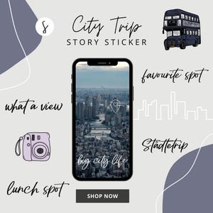 以下が含まれることがあります： シティの街並み、2階建てバス、カメラ、そして「City Trip Story Sticker」、「what a view」、「big city life」、「lunch spot」、「favourite spot」、「Städtetrip」というテキストが描かれた、Instagram ストーリーズ用のデジタルステッカーのセットです。