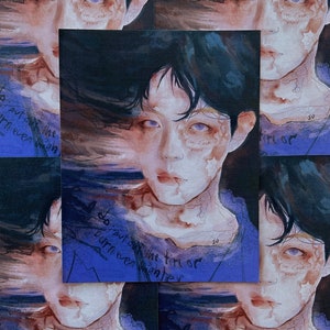 Puede incluir: Una impresi&oacute;n de arte digital que presenta un retrato de una persona con ojos azules y cabello oscuro. La persona se representa con una apariencia texturizada y deteriorada, y el fondo es de color azul y morado en espiral. El texto "do I put out the fire or burn even hotter" est&aacute; escrito en negro en la imagen.