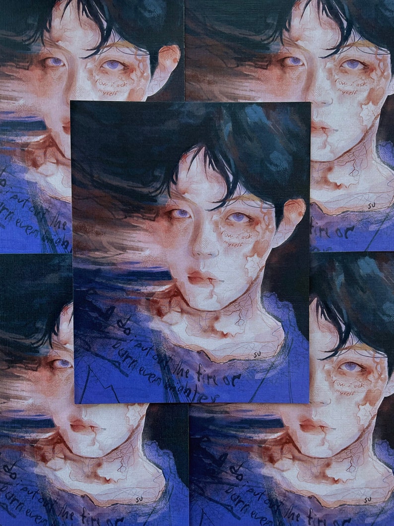 Puede incluir: Una impresi&oacute;n de arte digital que presenta un retrato de una persona con ojos azules y cabello oscuro. La persona se representa con una apariencia texturizada y deteriorada, y el fondo es de color azul y morado en espiral. El texto "do I put out the fire or burn even hotter" est&aacute; escrito en negro en la imagen.