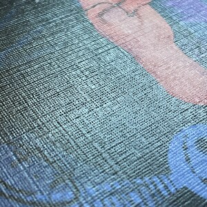 Puede incluir: Un primer plano de una pintura con un lienzo texturizado. La pintura presenta una mano que se extiende desde el fondo, con una combinaci&oacute;n de colores azules y morados.