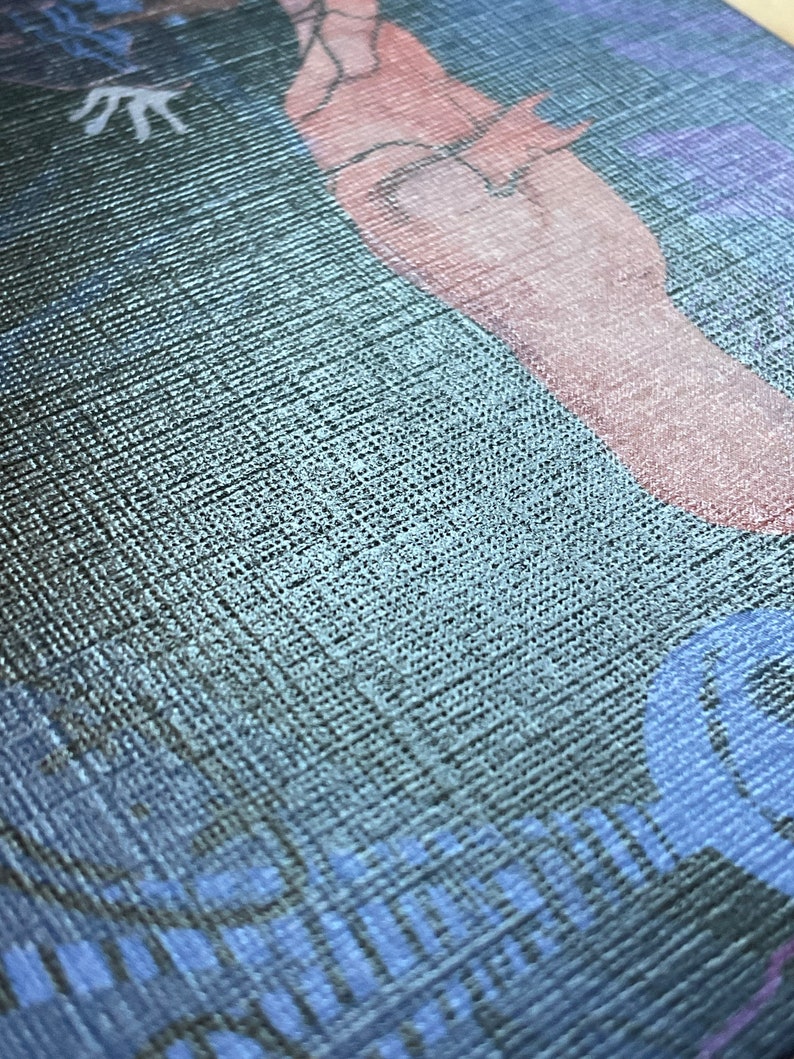 Puede incluir: Un primer plano de una pintura con un lienzo texturizado. La pintura presenta una mano que se extiende desde el fondo, con una combinaci&oacute;n de colores azules y morados.