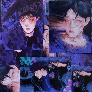 Puede incluir: Un conjunto de cuatro tarjetas ilustradas de color morado y azul con una persona de cabello oscuro en cada tarjeta. El texto en las tarjetas dice "Scared?" y "Do put out the fire or burn the whole night".