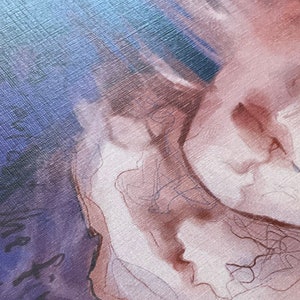 Puede incluir: Primer plano de una pintura que representa un rostro con un enfoque suave y desenfocado. El cabello de la persona es oscuro y el fondo es de color azul claro.