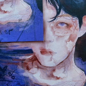 Puede incluir: Primer plano de la cara de una persona con un ojo morado y un fondo azul. La cara de la persona est&aacute; cubierta de pintura marr&oacute;n claro y blanca. El texto "now i ask myself" est&aacute; escrito en la cara de la persona.