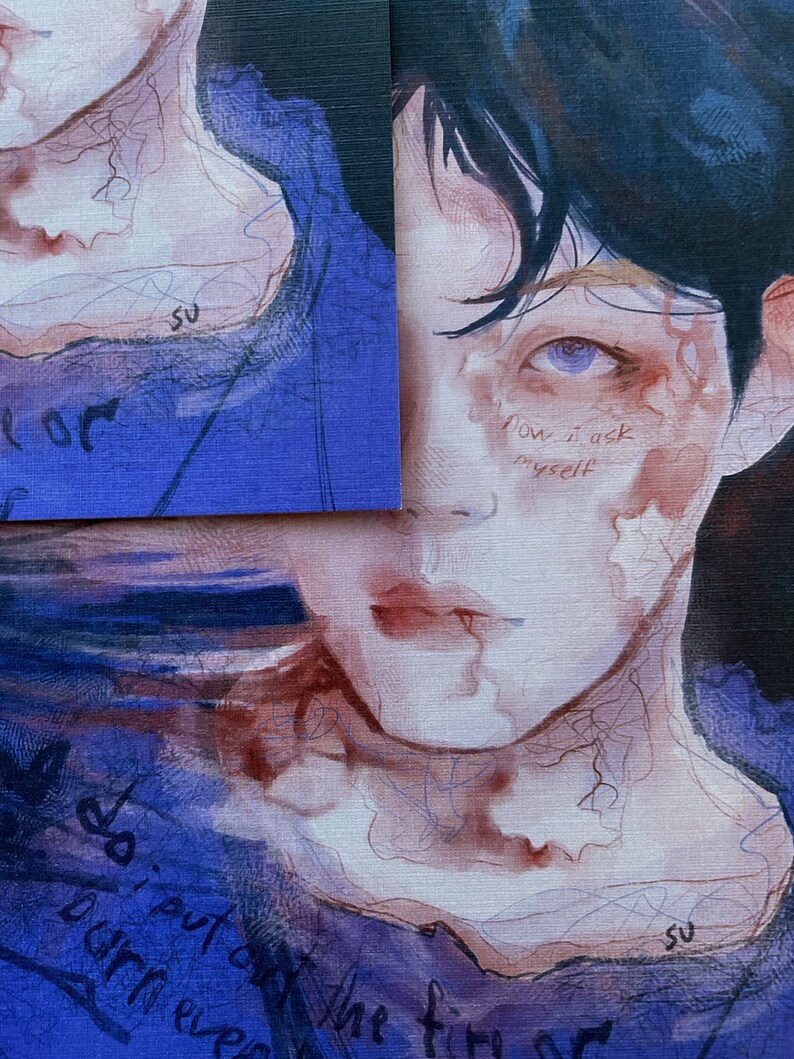 Puede incluir: Primer plano de la cara de una persona con un ojo morado y un fondo azul. La cara de la persona est&aacute; cubierta de pintura marr&oacute;n claro y blanca. El texto "now i ask myself" est&aacute; escrito en la cara de la persona.