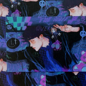 Puede incluir: Una ilustraci&oacute;n en azul oscuro y morado de una persona sobre un fondo negro. La persona lleva una camisa negra y tiene una mano extendida. El fondo est&aacute; cubierto de garabatos y texto, incluyendo las palabras "The Wait is Over" y "Say More".