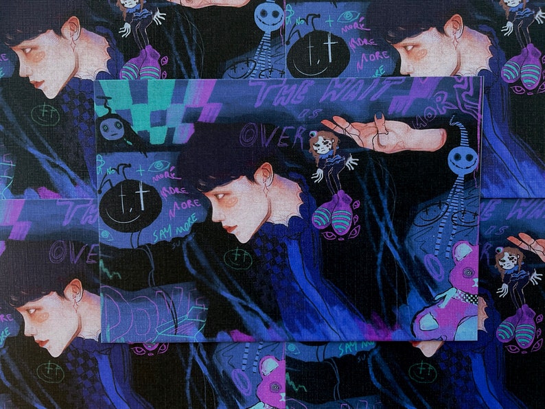 Puede incluir: Una ilustraci&oacute;n en azul oscuro y morado de una persona sobre un fondo negro. La persona lleva una camisa negra y tiene una mano extendida. El fondo est&aacute; cubierto de garabatos y texto, incluyendo las palabras "The Wait is Over" y "Say More".