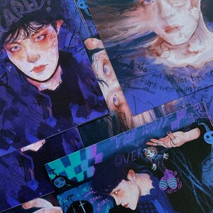 Puede incluir: Un conjunto de cuatro tarjetas ilustradas de color morado y azul con texto e im&aacute;genes. Las tarjetas muestran a una persona con ojos azules y cabello oscuro, una persona con una corona y una persona con una calavera. El texto en las tarjetas incluye "ARED?", "do i put on the fire of", "THE WAIT", y "OVER".