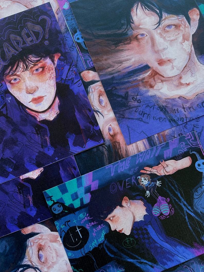 Puede incluir: Un conjunto de cuatro tarjetas ilustradas de color morado y azul con texto e im&aacute;genes. Las tarjetas muestran a una persona con ojos azules y cabello oscuro, una persona con una corona y una persona con una calavera. El texto en las tarjetas incluye "ARED?", "do i put on the fire of", "THE WAIT", y "OVER".