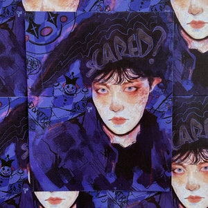 Puede incluir: Un collage de im&aacute;genes que presenta a una persona con ojos azules y cabello oscuro. La persona lleva un sombrero negro con la palabra "Scared" escrita en &eacute;l. El fondo es un dise&ntilde;o abstracto morado y azul con una figura de payaso.